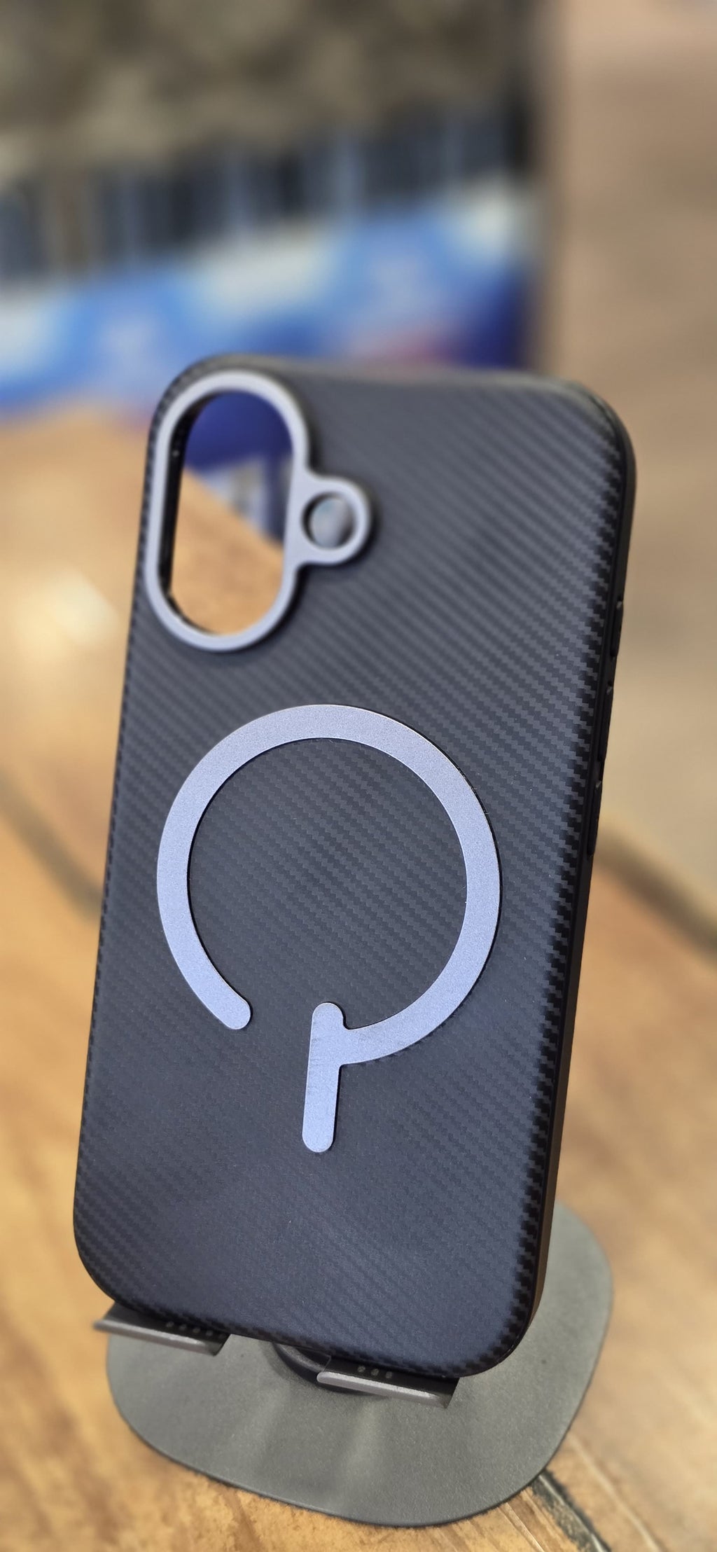 iPhone 16 Back Case – Magnetic Carbon-Fibre Finish (Black)