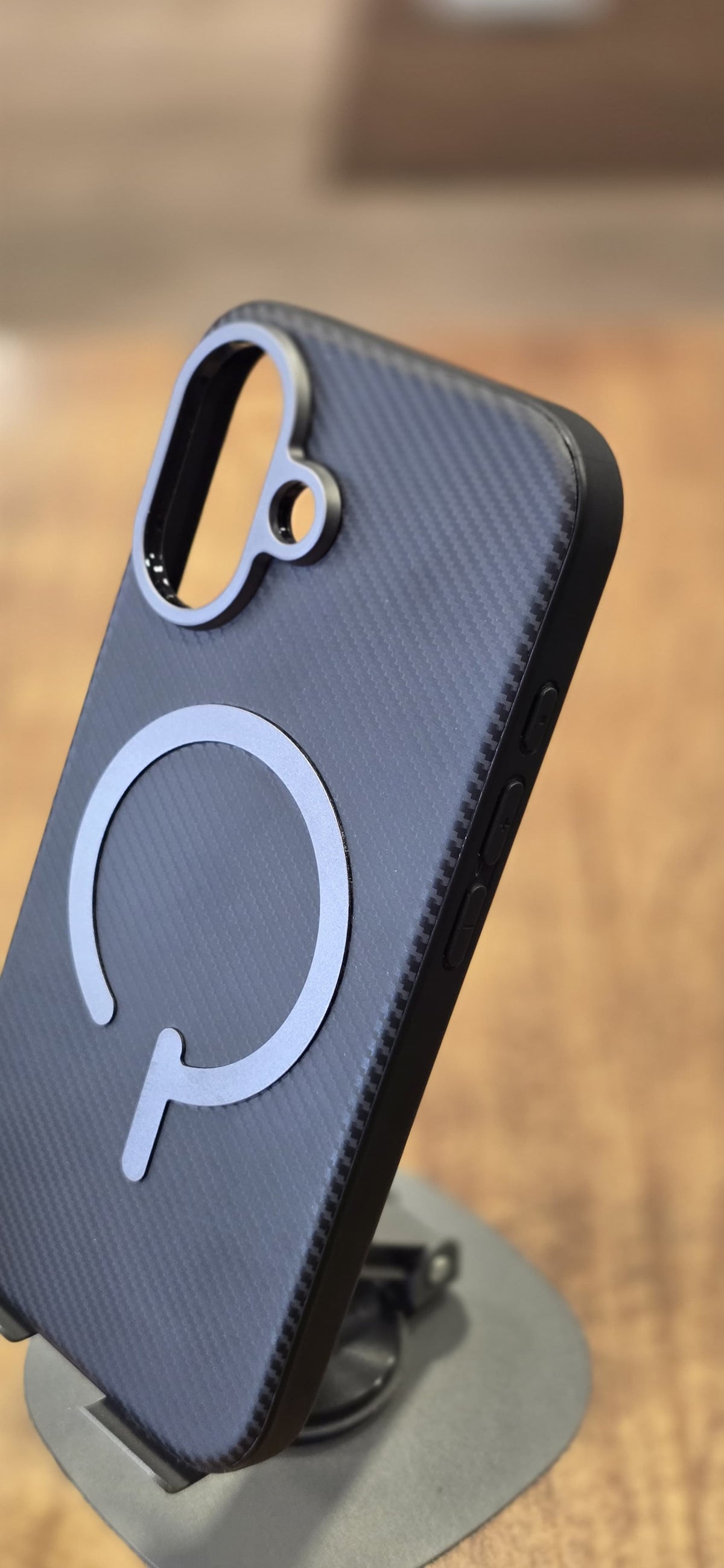 iPhone 16 Back Case – Magnetic Carbon-Fibre Finish (Black)