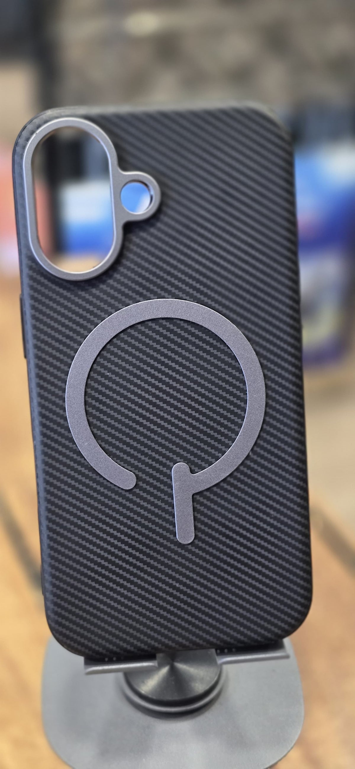 iPhone 16 Back Case – Magnetic Carbon-Fibre Finish (Black)